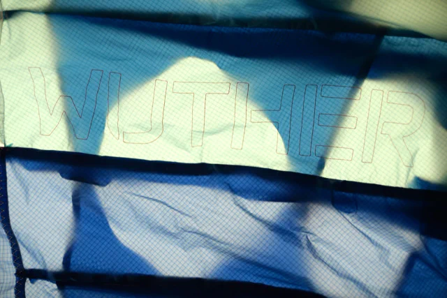 Lettres Wuther tracées sur le tissu ripstop bleu et vert translucide